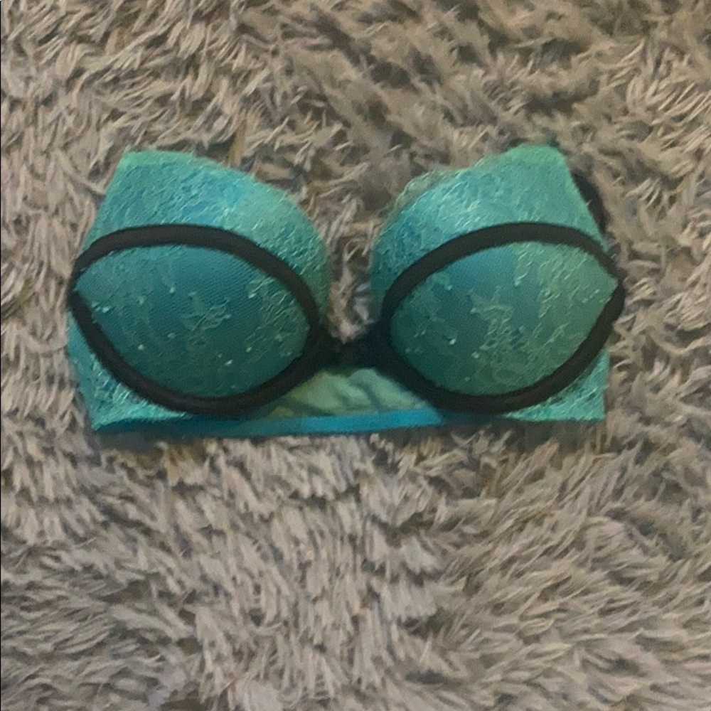 Victoria’s Secret bombshell plunge bra